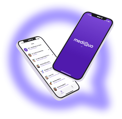 Dois smartphones exibem o aplicativo Mediquo. telefone da esquerda mostra uma lista de conversas de chat e o da direita exibe o logotipo da Mediquo