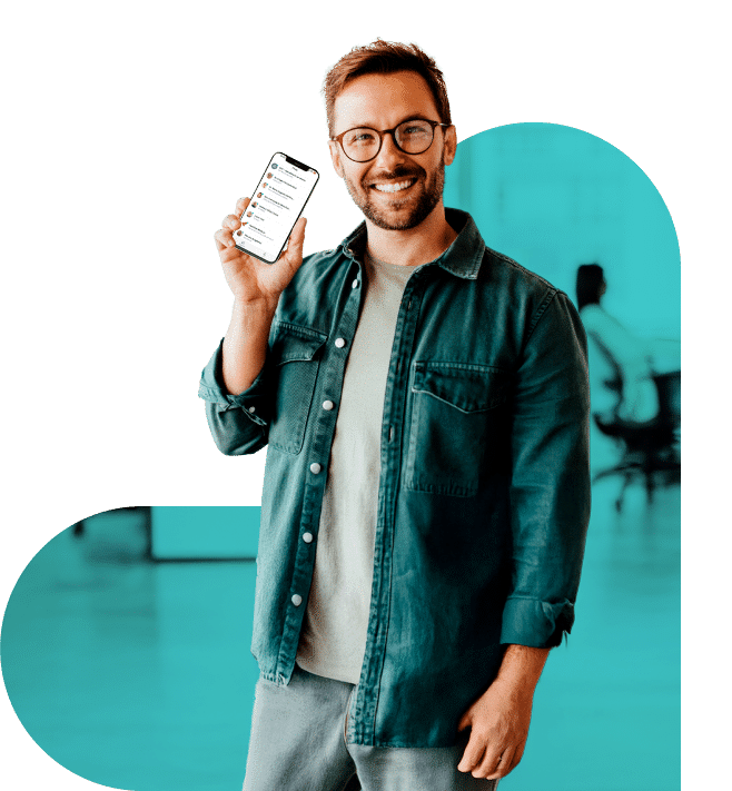 Homem sorridente usando óculos e camisa jeans segura um smartphone exibindo uma tela de aplicativo focada em ecossistema de telessaúde