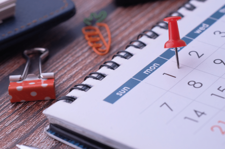 calendário do RH com um alfinete vermelho em uma data