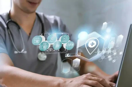 Um médico utilizando um computador e as tecnologias na saúde de forma assertiva, contribuindo para o atendimento e diagnóstico.