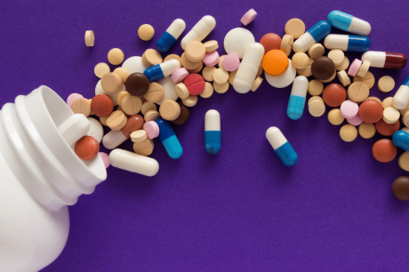 diversos remédios diferentes em um fundo roxo ilustrando o medicamento genérico